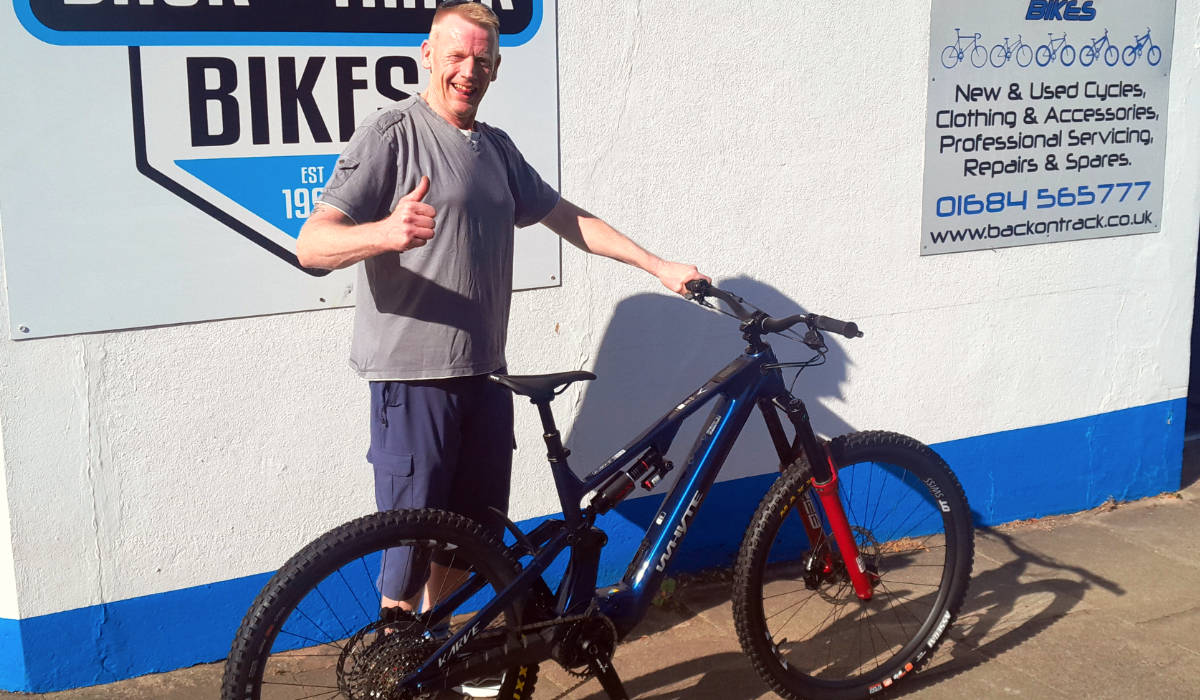 Neil picking up his new Avinox equipped Whyte Karve Evo in Bristol.